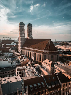 Sunset view of San Miguel de Allende's Parroquia de San Miguel Arcángel framed by colonial rooftops and cobblestone streets.