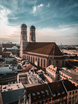 Sunset view of San Miguel de Allende's Parroquia de San Miguel Arcángel framed by colonial rooftops and cobblestone streets.