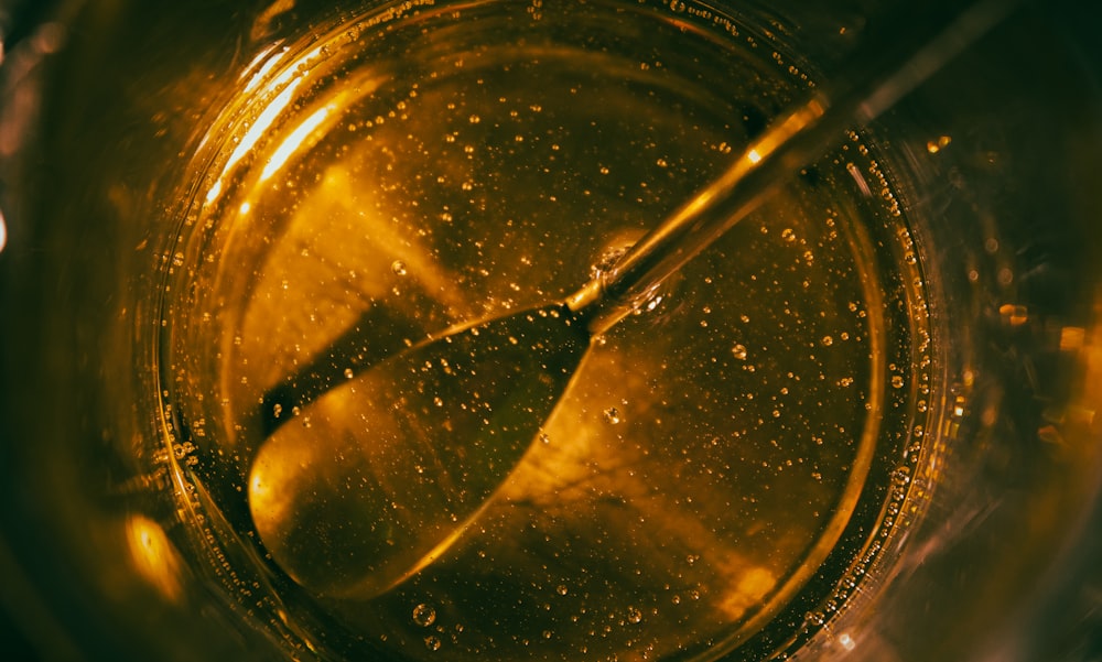 um close up de um copo de líquido