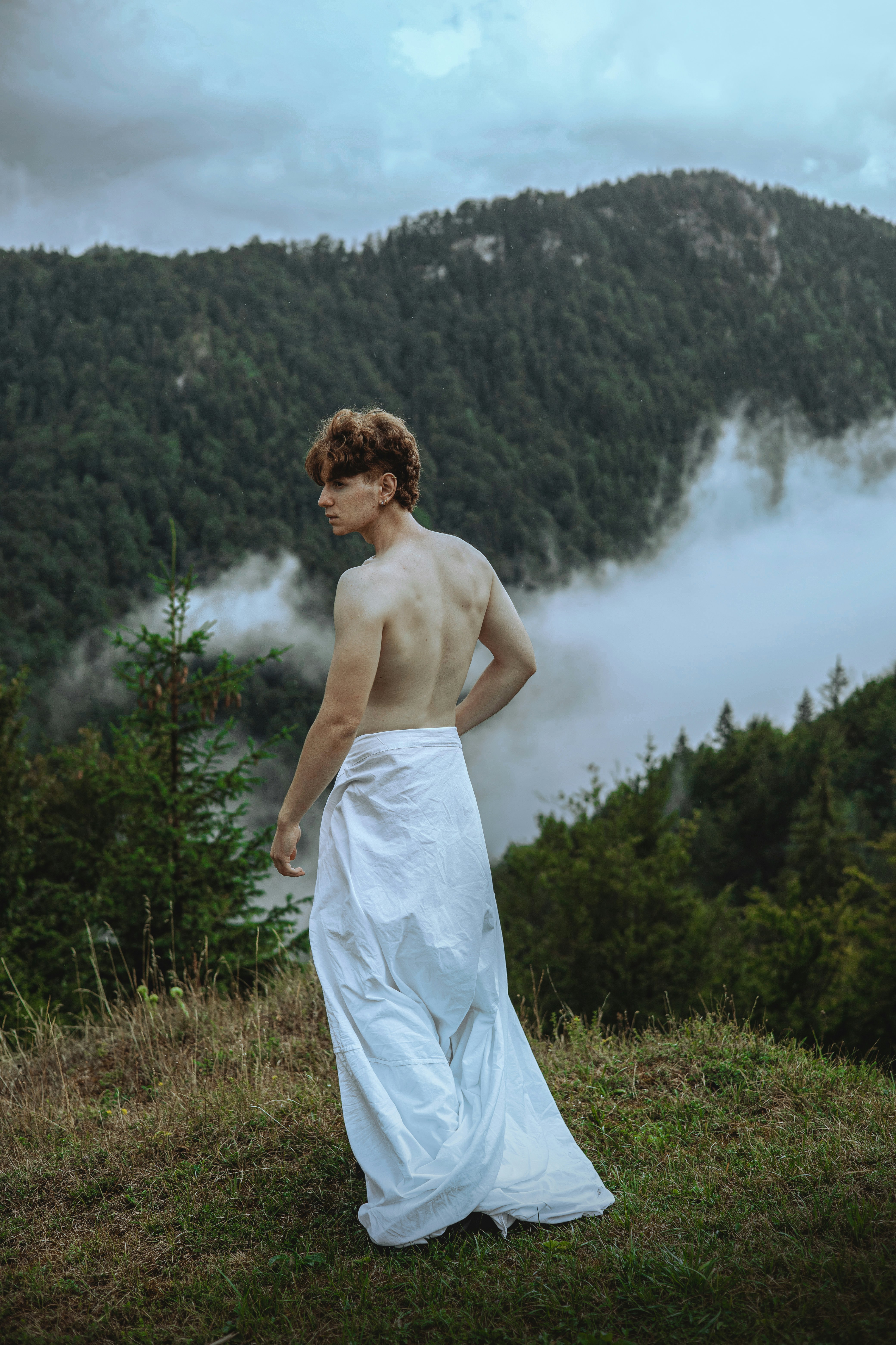 Un uomo in un vestito bianco