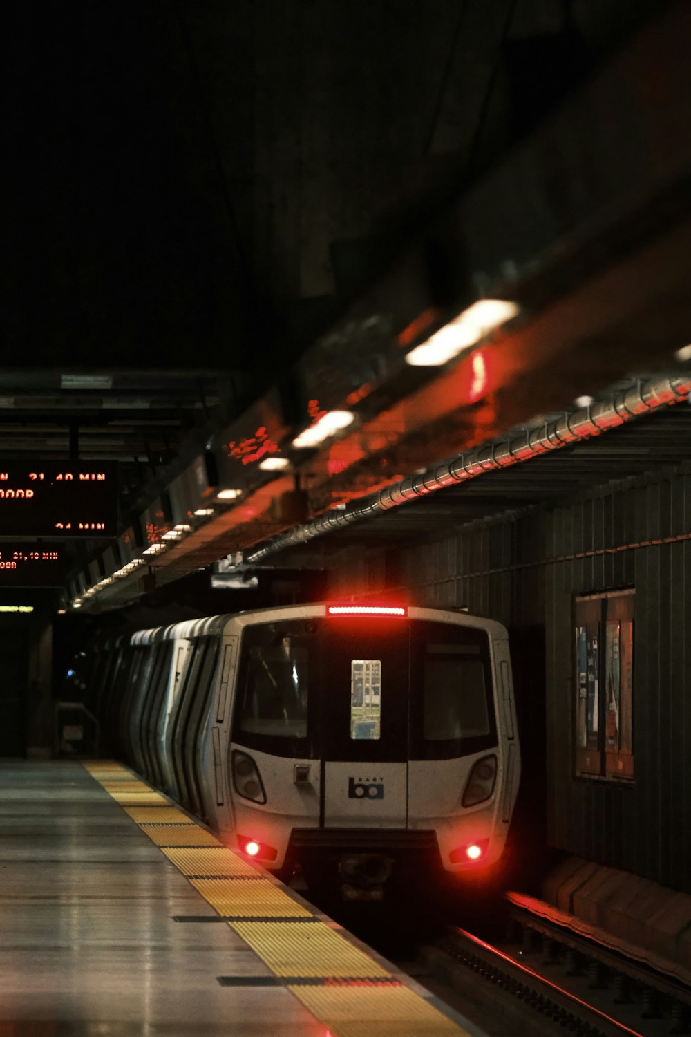 Un tren en una estación de tren