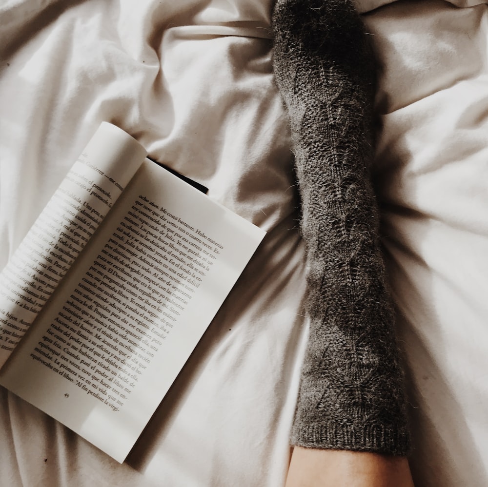 Eine Socke auf einem Buch