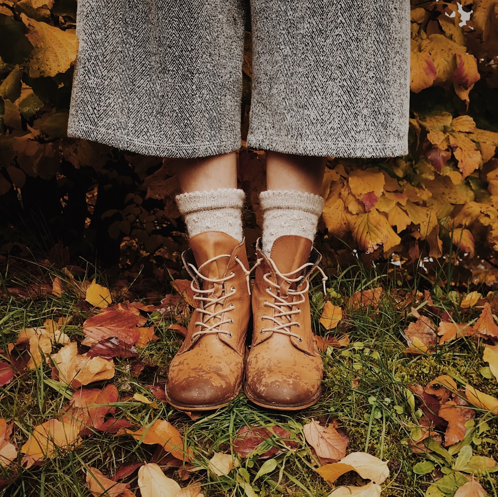 eine Person, die Stiefel trägt