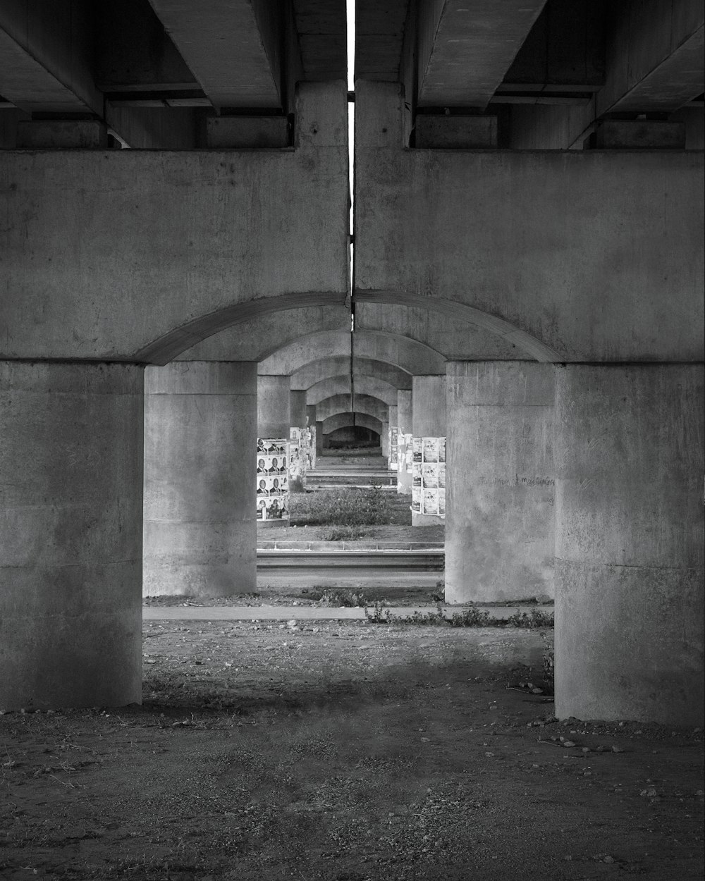 Un túnel de hormigón con una tubería