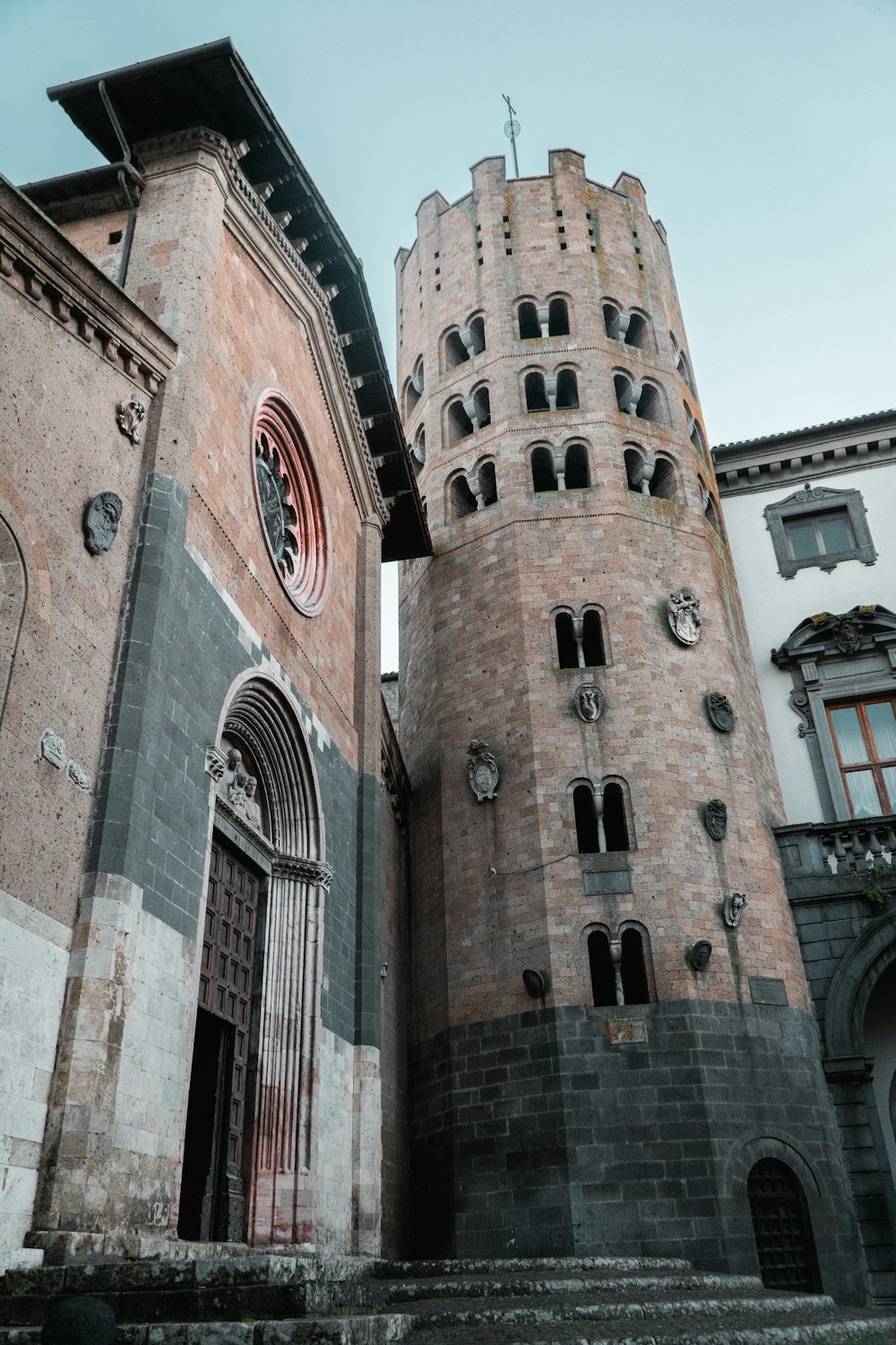 Un gran edificio de ladrillo con una torre del reloj