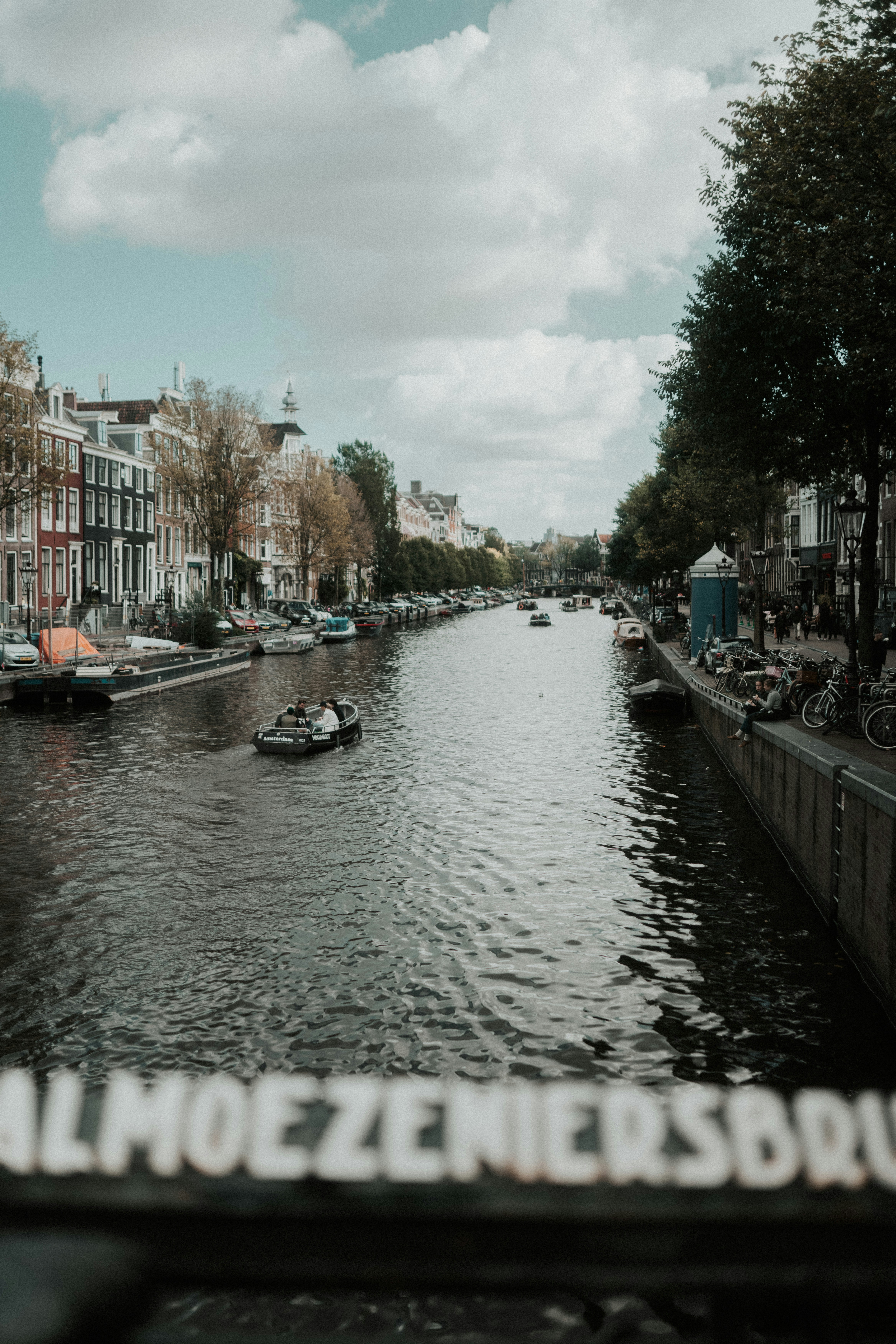 ein Kanal mit Booten und Gebäuden