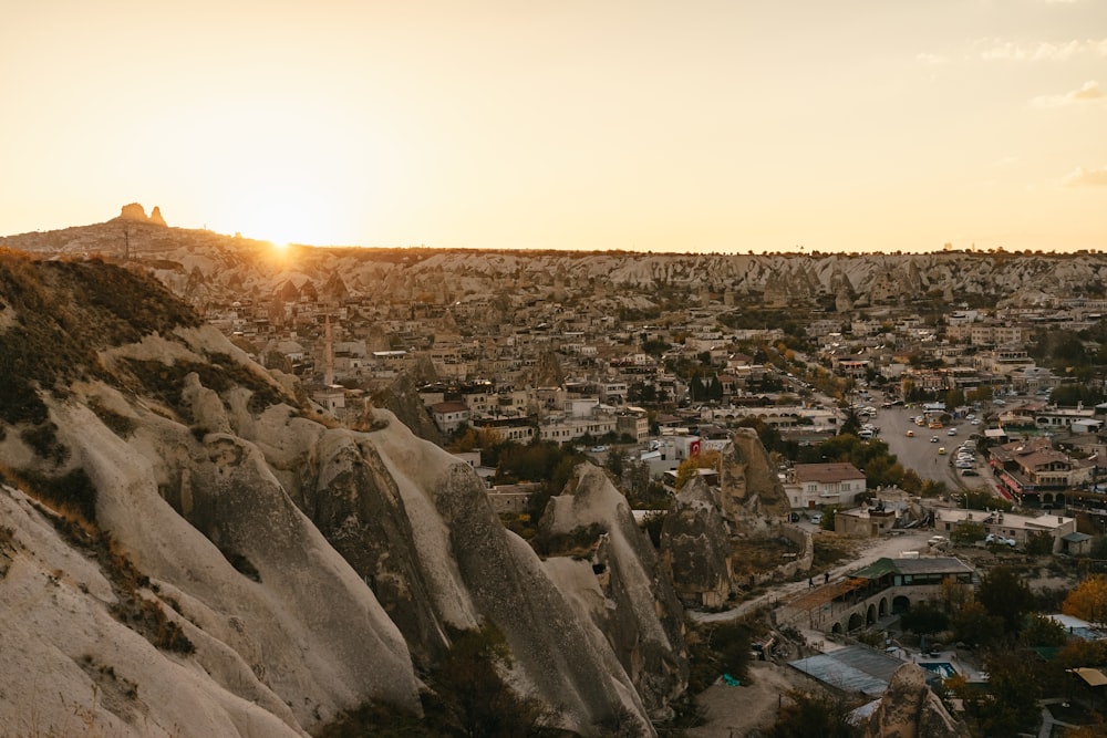 Una ciudad en una montaña