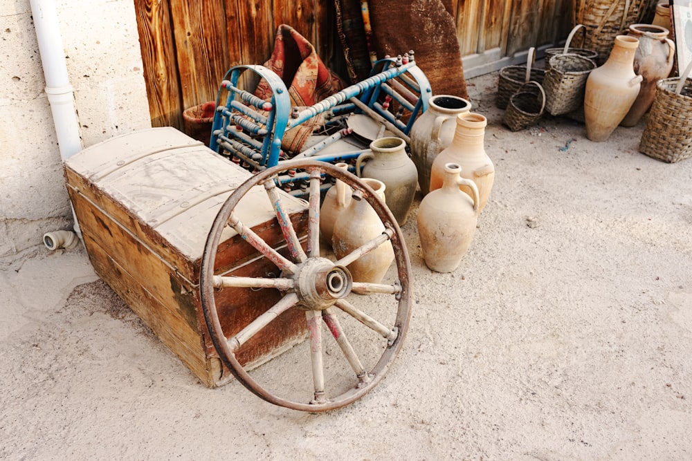 un carrito con jarrones y ollas