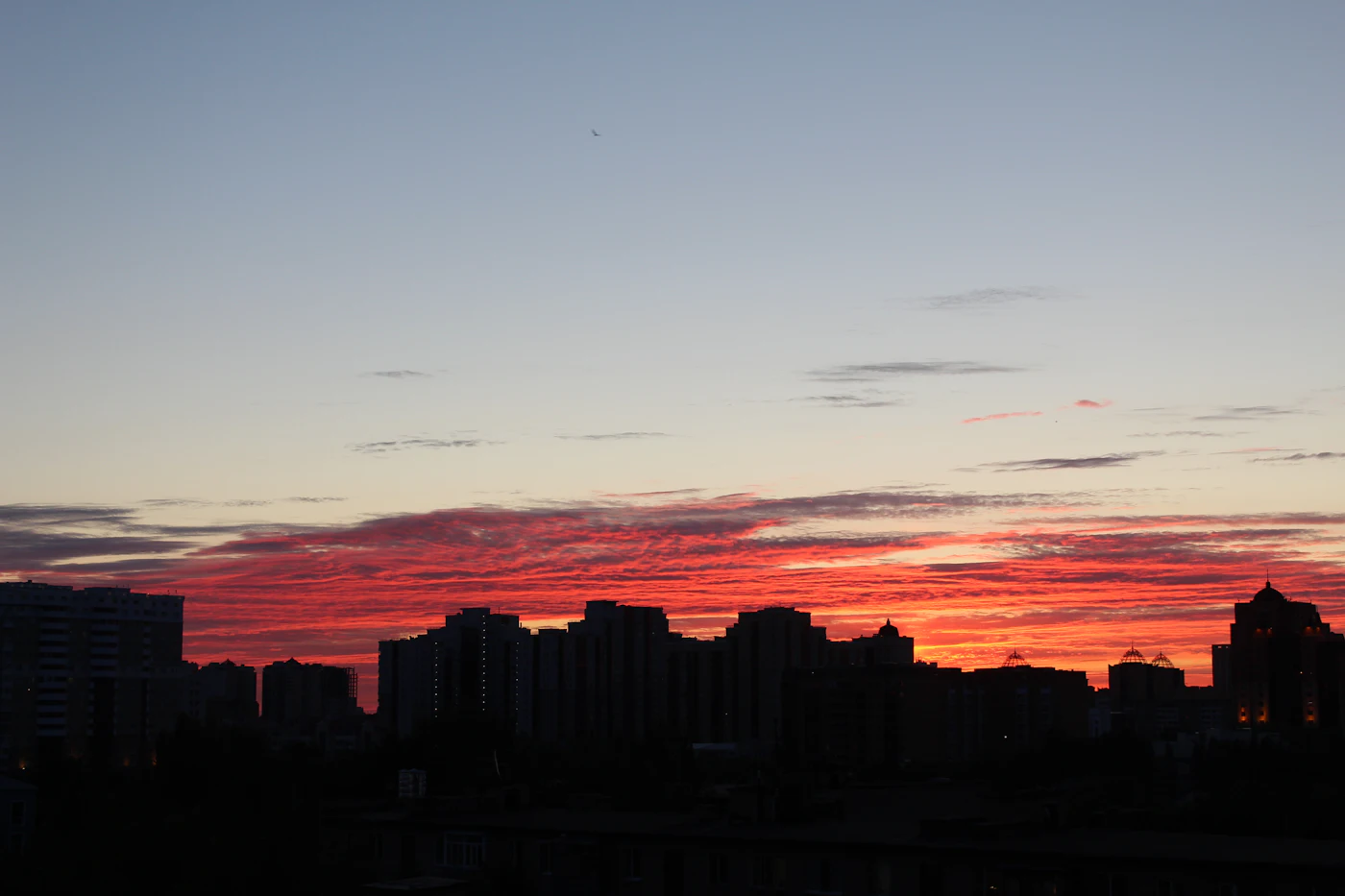 Der Baiterek-Turm im Zentrum von Astana bei Sonnenuntergang