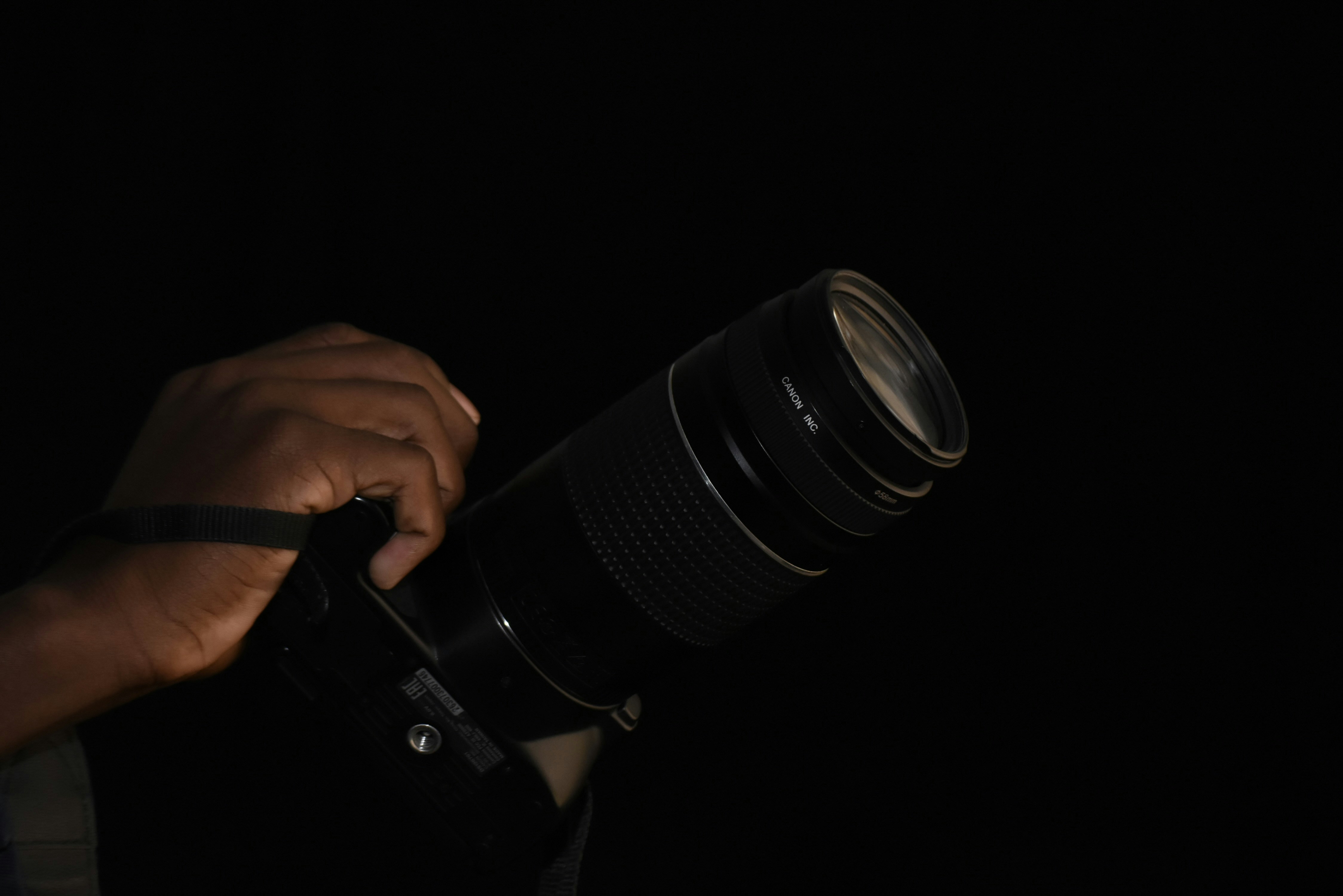 eine Person, die eine Kamera hält