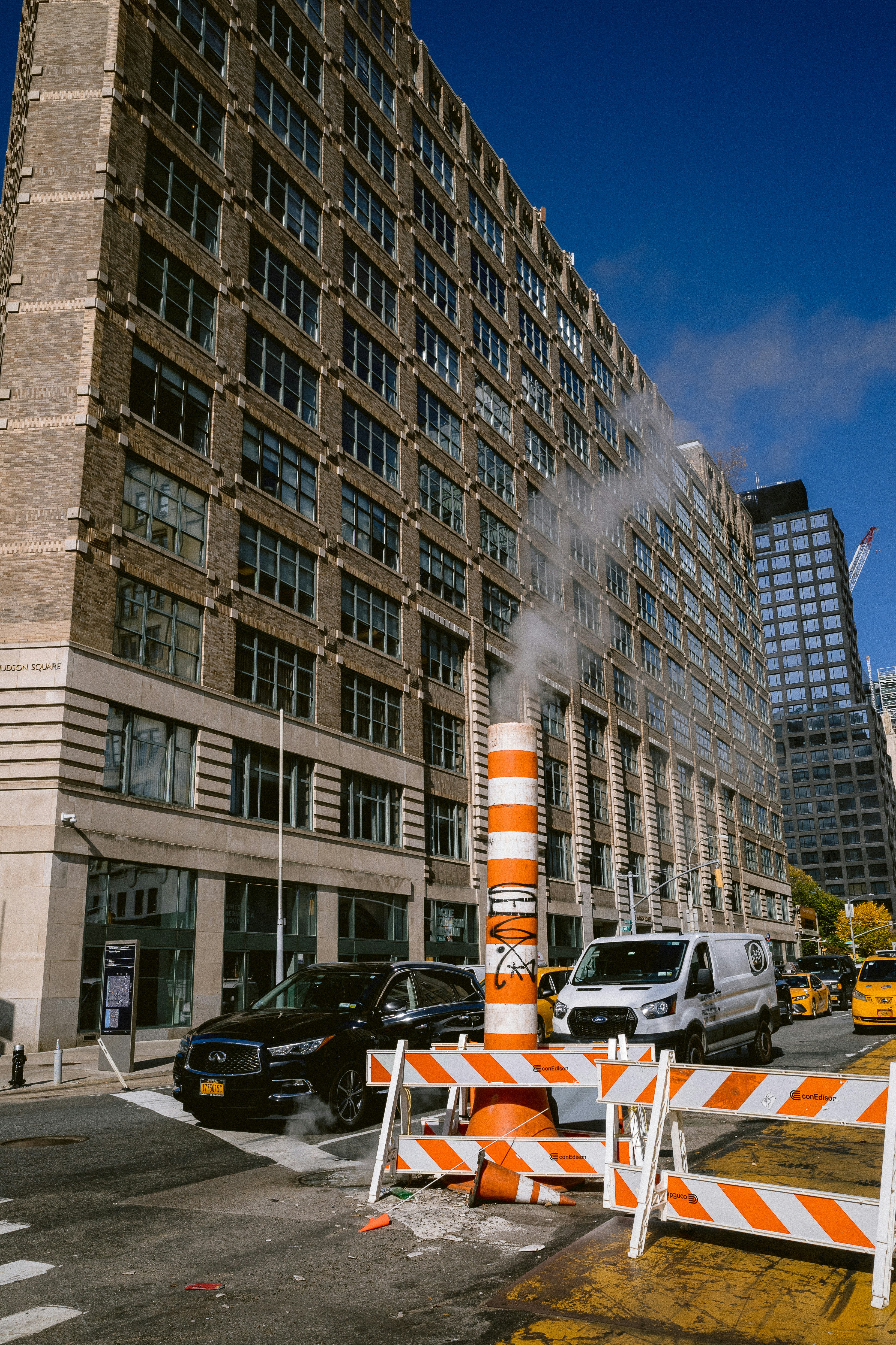 Ein Gebäude mit vielen Fenstern