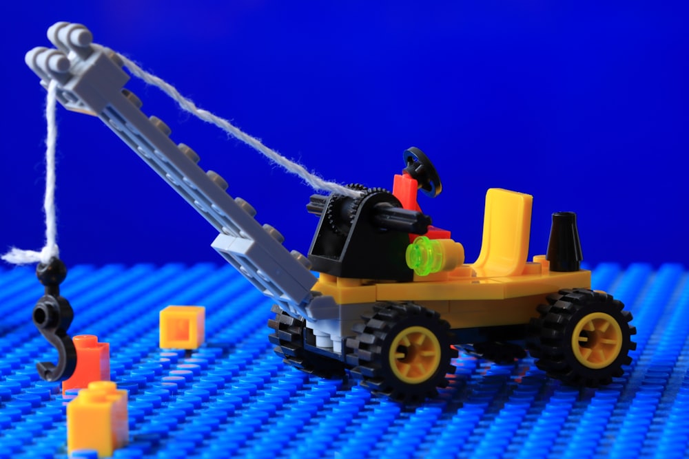 Un camión de juguete con una antena larga
