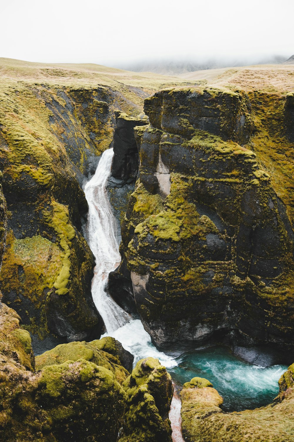 una cascata sulle rocce