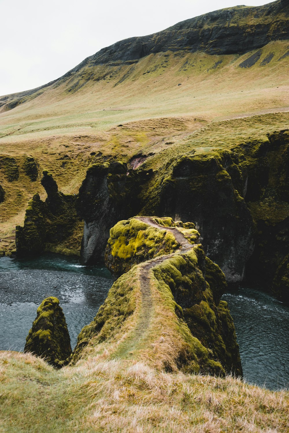 une falaise avec un plan d’eau en contrebas