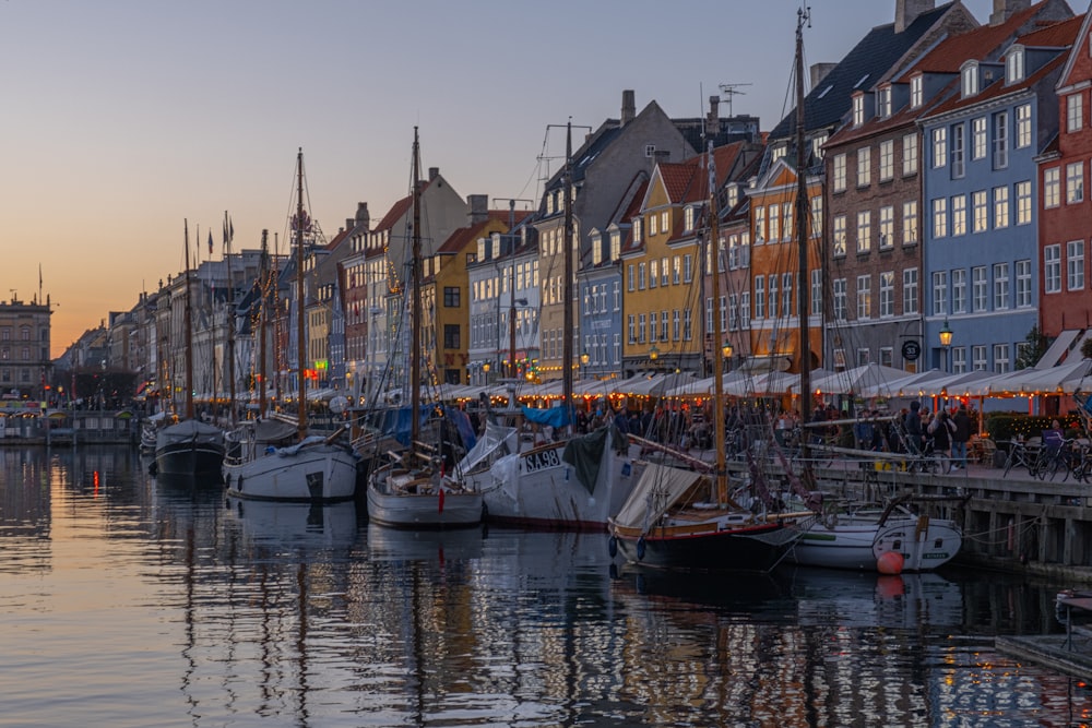 Boote in einem Hafen angedockt