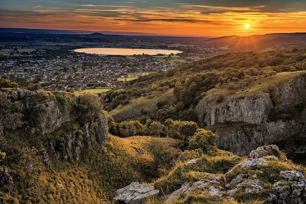 Eine Landschaft mit einem Gewässer und einer Stadt in der Ferne