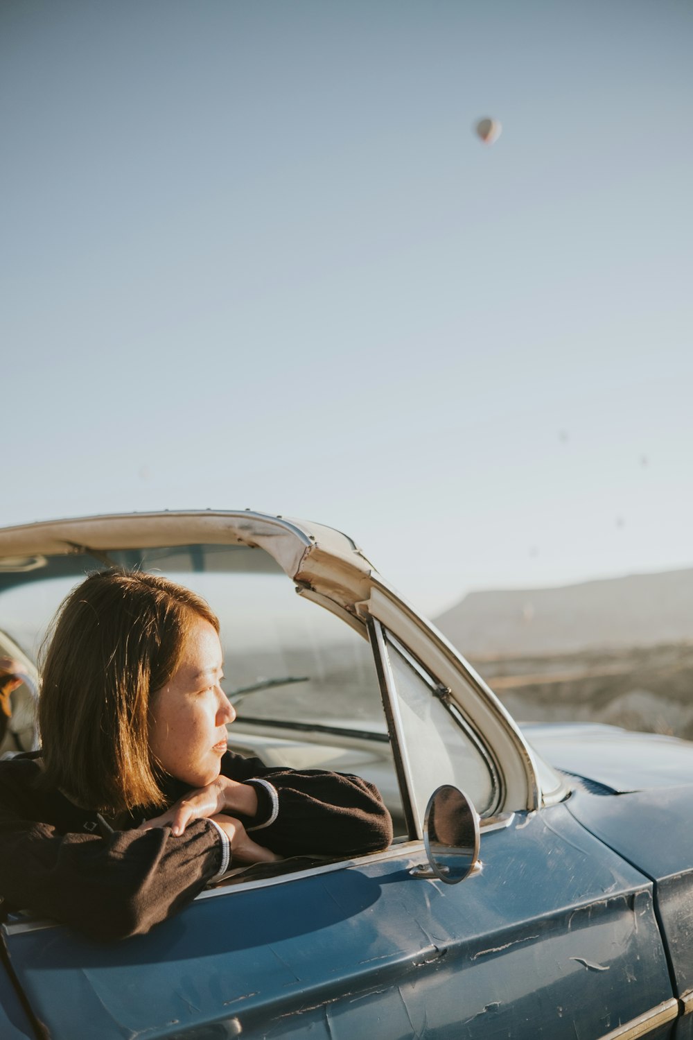 une personne assise dans une voiture