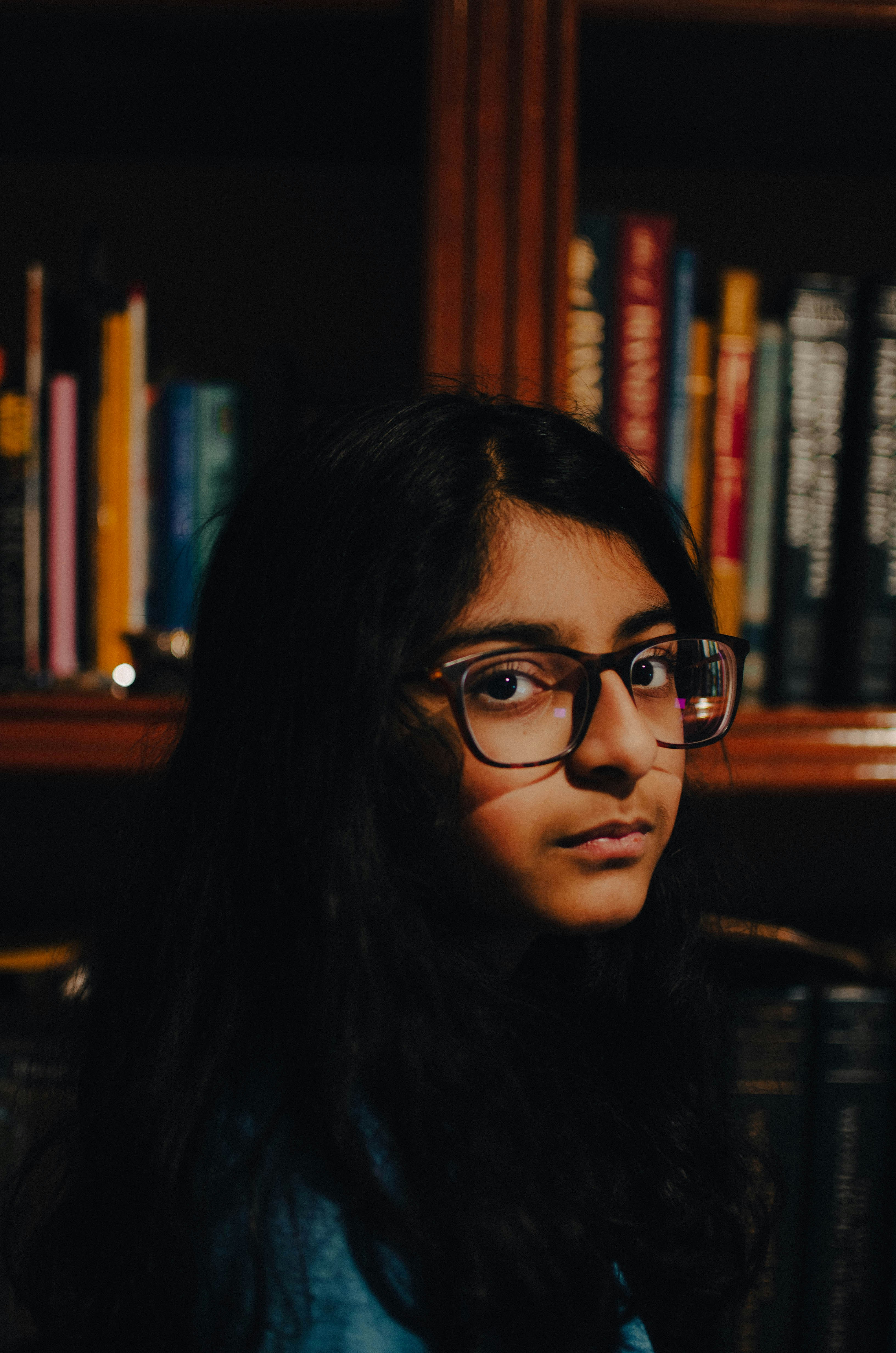 una persona con gafas