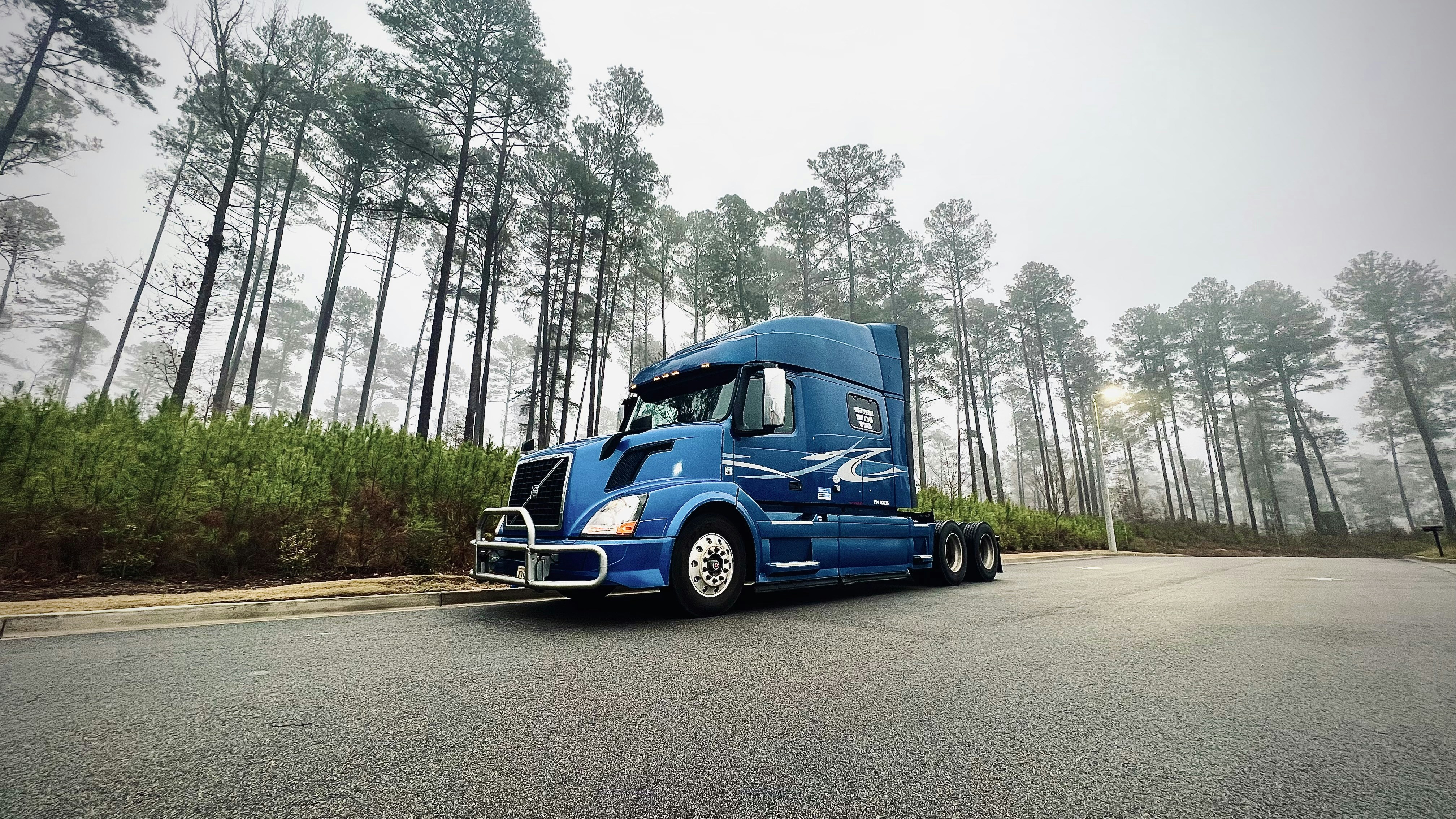 A blue truck on a road photo – Free Appling Image on Unsplash