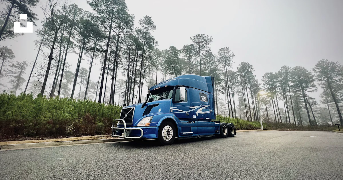A blue truck on a road photo – Free Appling Image on Unsplash
