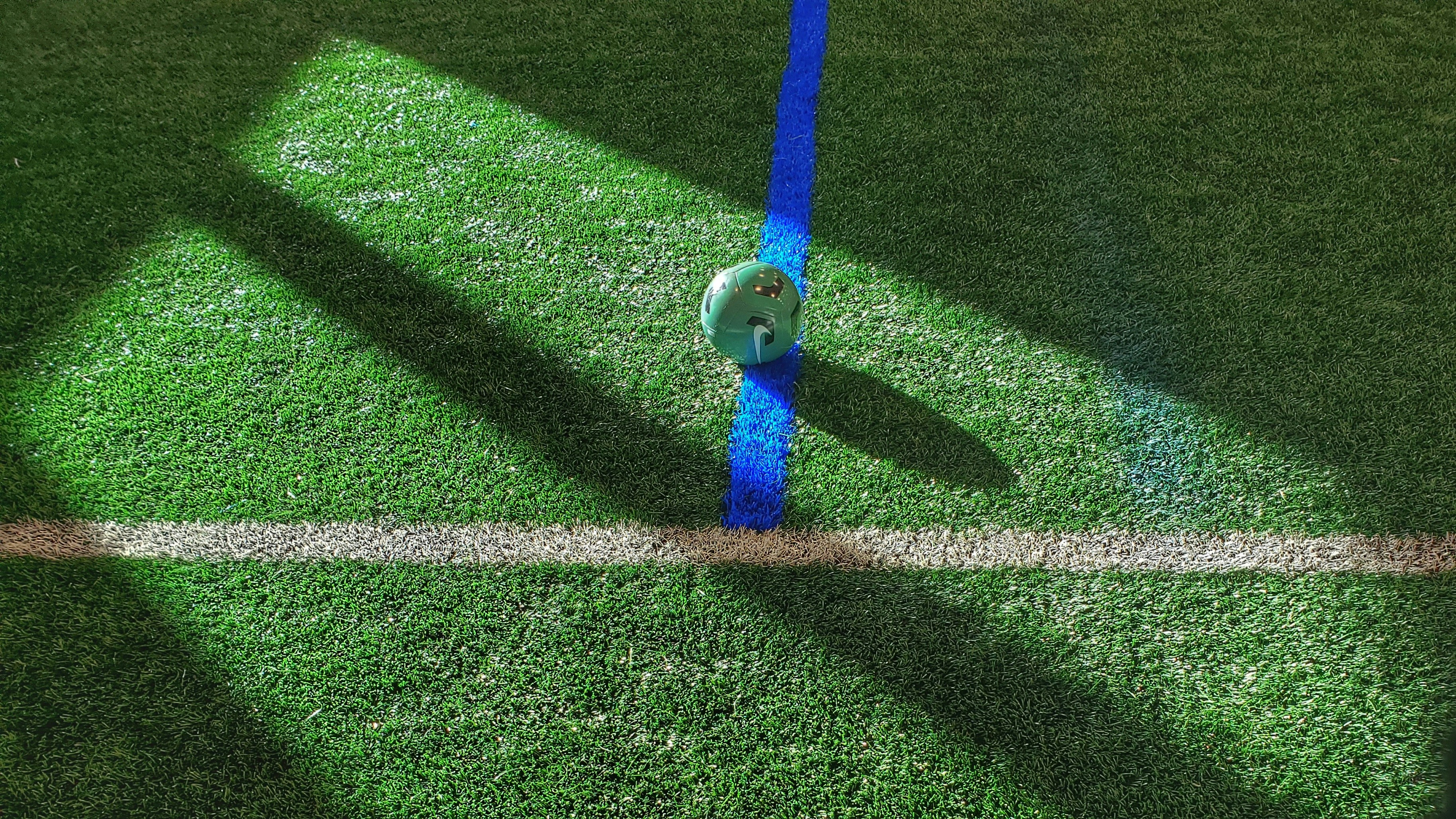 Bandera de córner en un campo de fútbol antes del partido