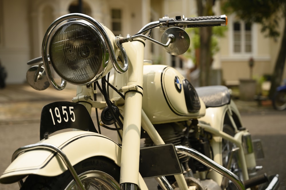 uma motocicleta estacionada na rua