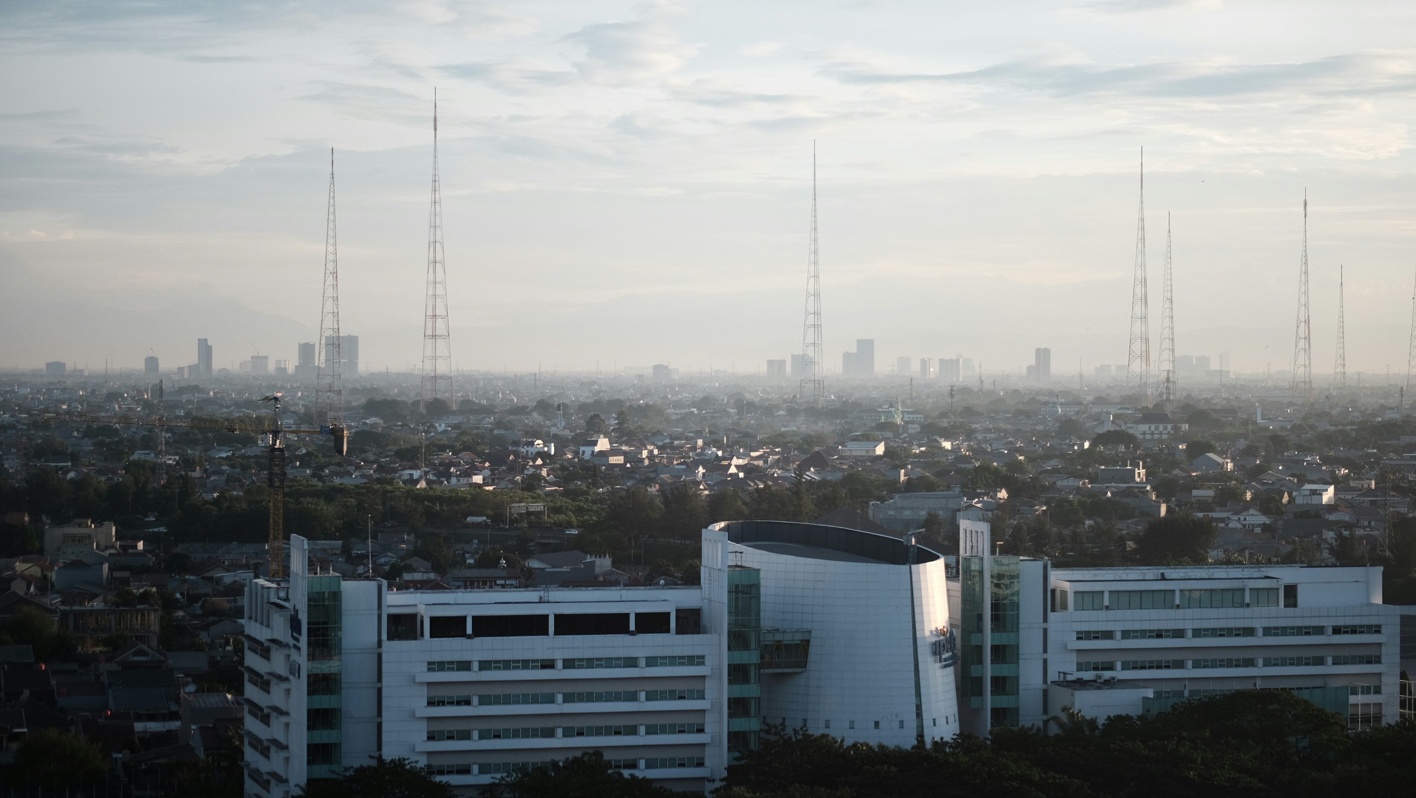 uma cidade com edifícios altos