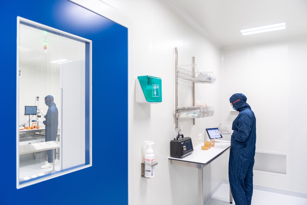 Un homme en blouse de laboratoire