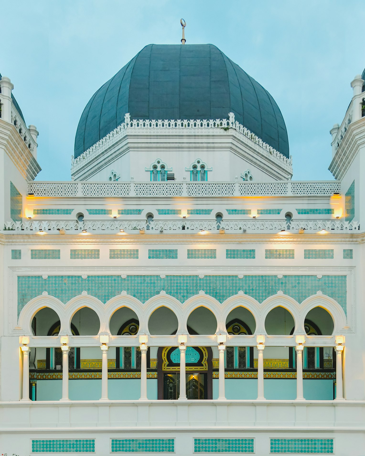 Edificio bianco e azzurro di stile orientale