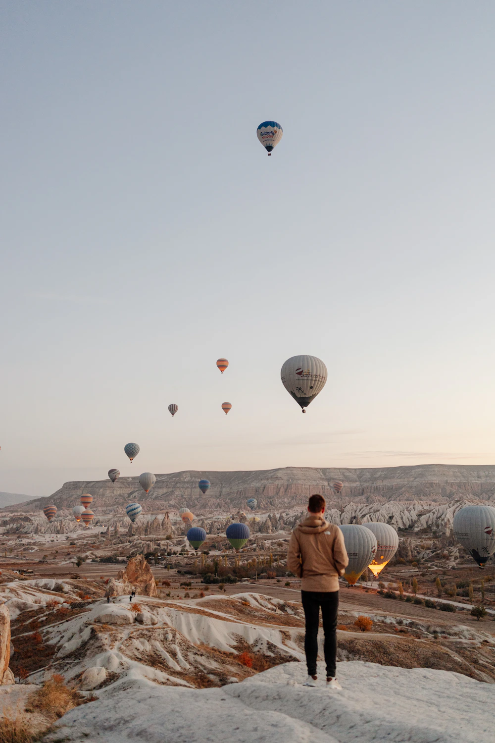 Kapadokya'da balonları izleyen gezgin