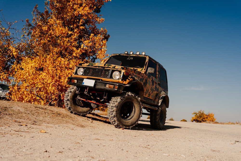 Un jeep estacionado en un camino de tierra