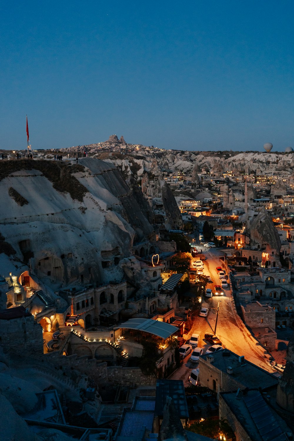 Una ciudad con una gran montaña al fondo