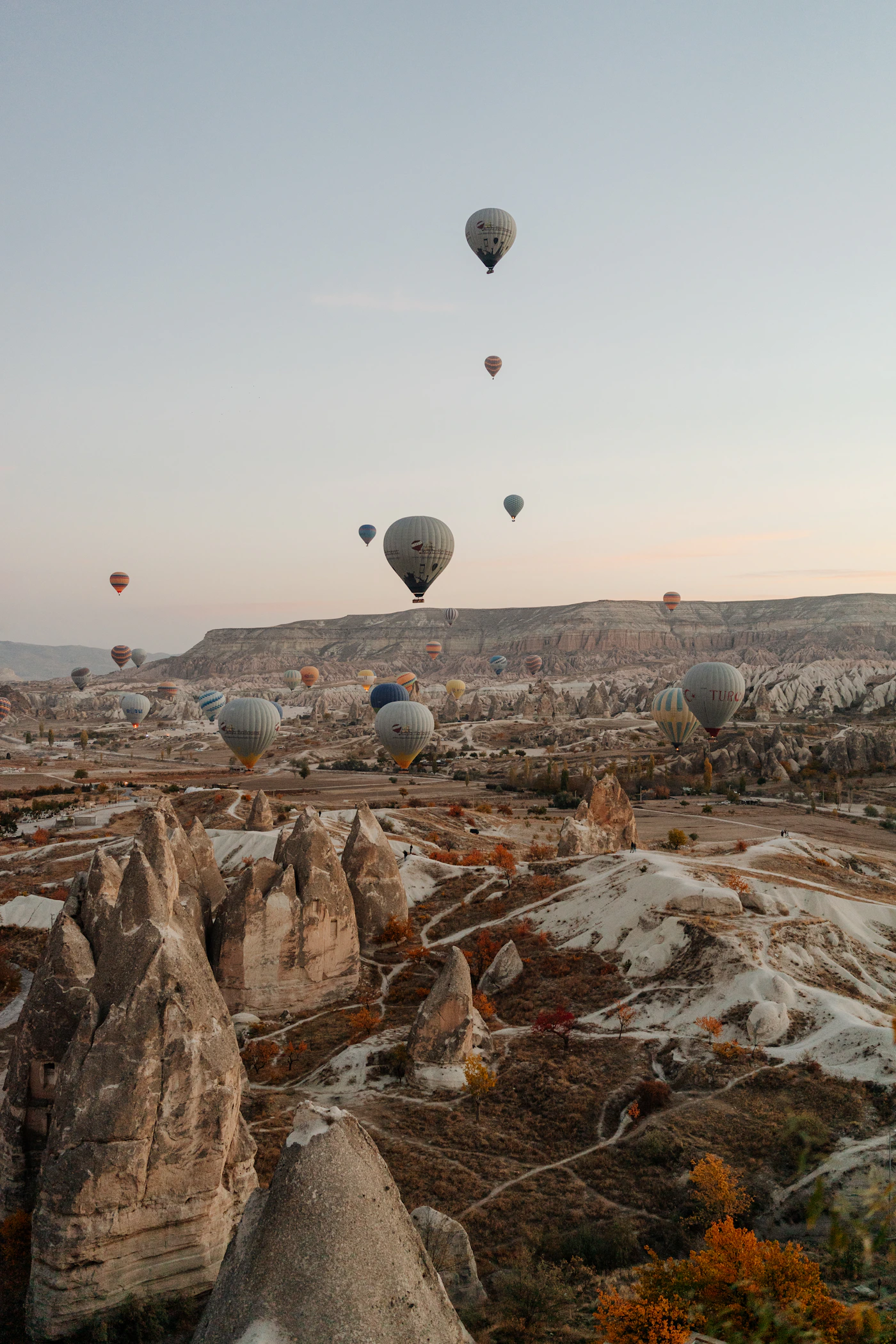 Kapadokya üzerinde gün doğumunda balonlar