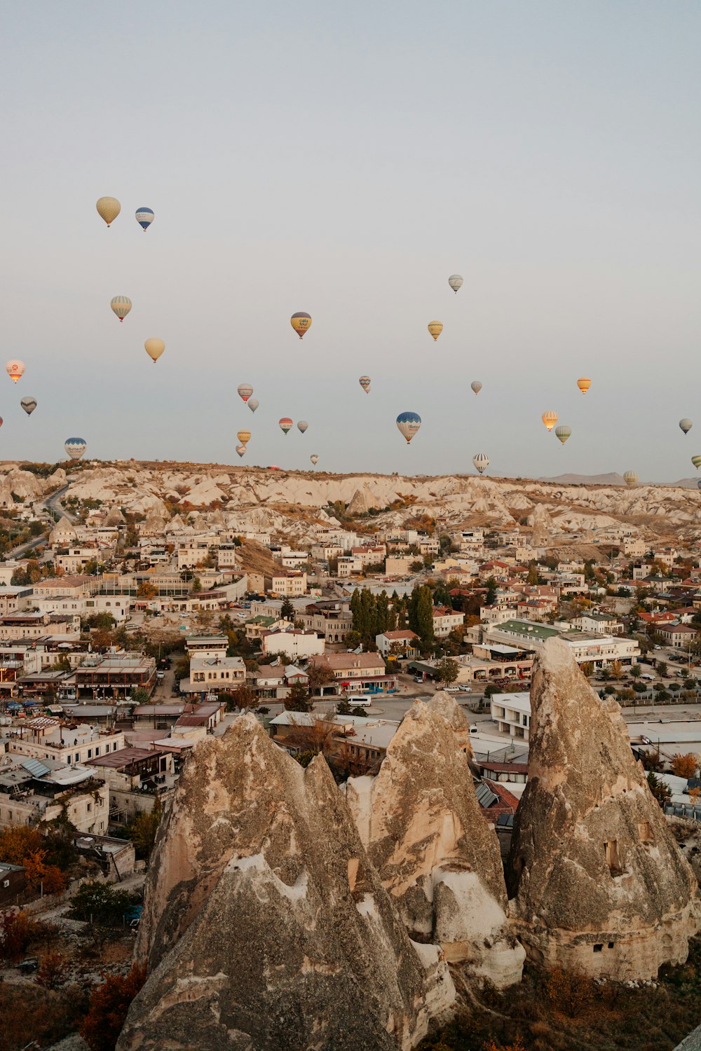 Un grupo de globos aerostáticos sobre una ciudad