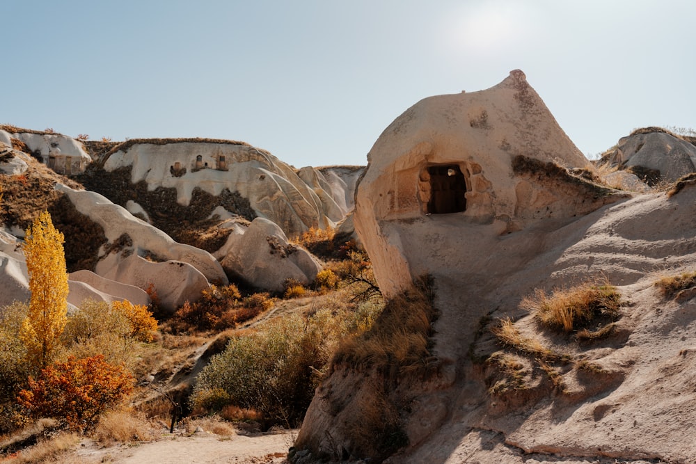 Una montaña rocosa con una cueva