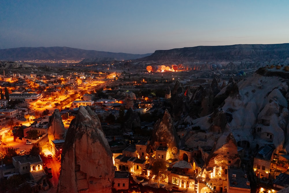 Una ciudad con luces de noche