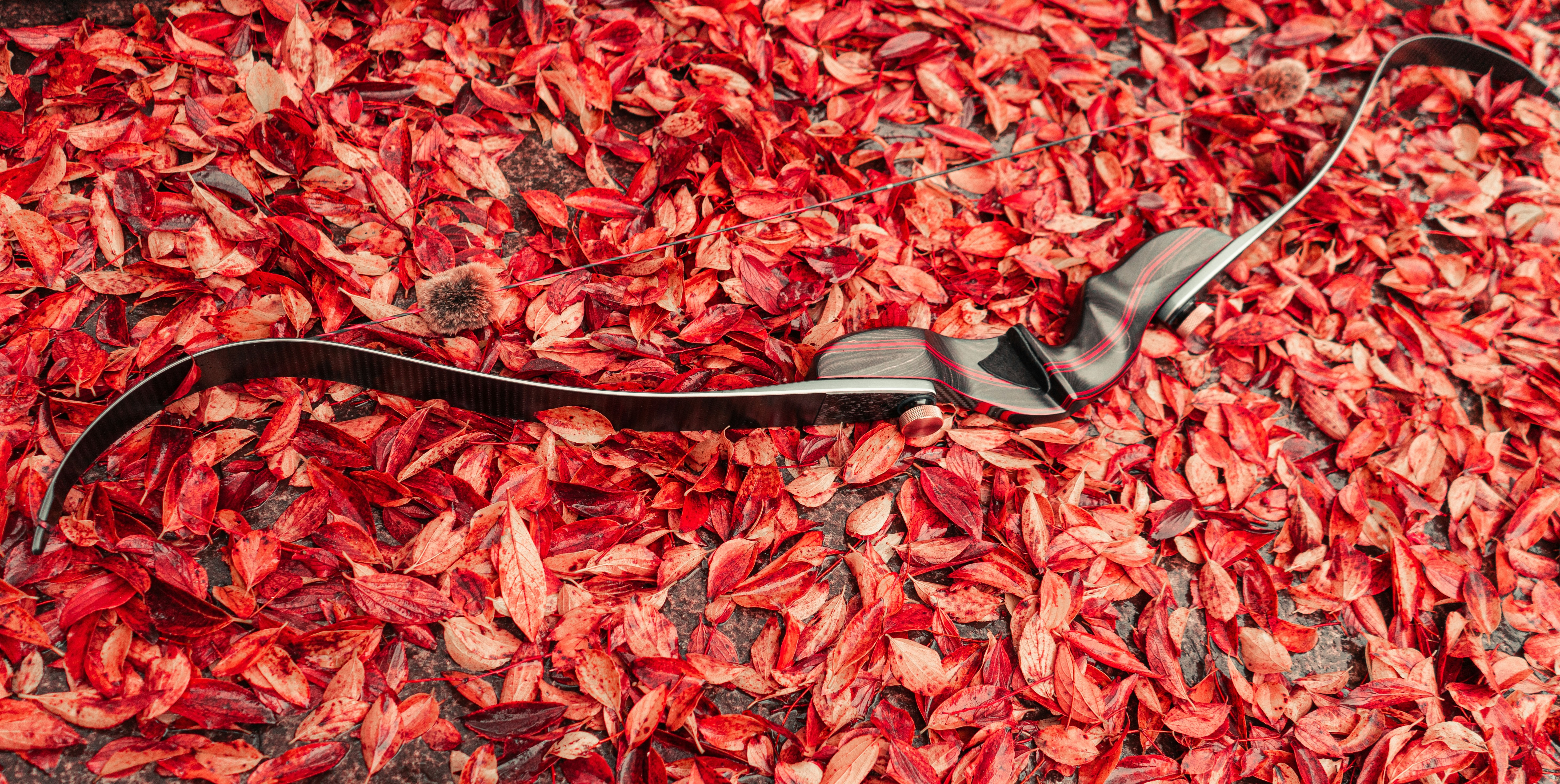 uma colher em uma pilha de alimentos vermelhos e brancos