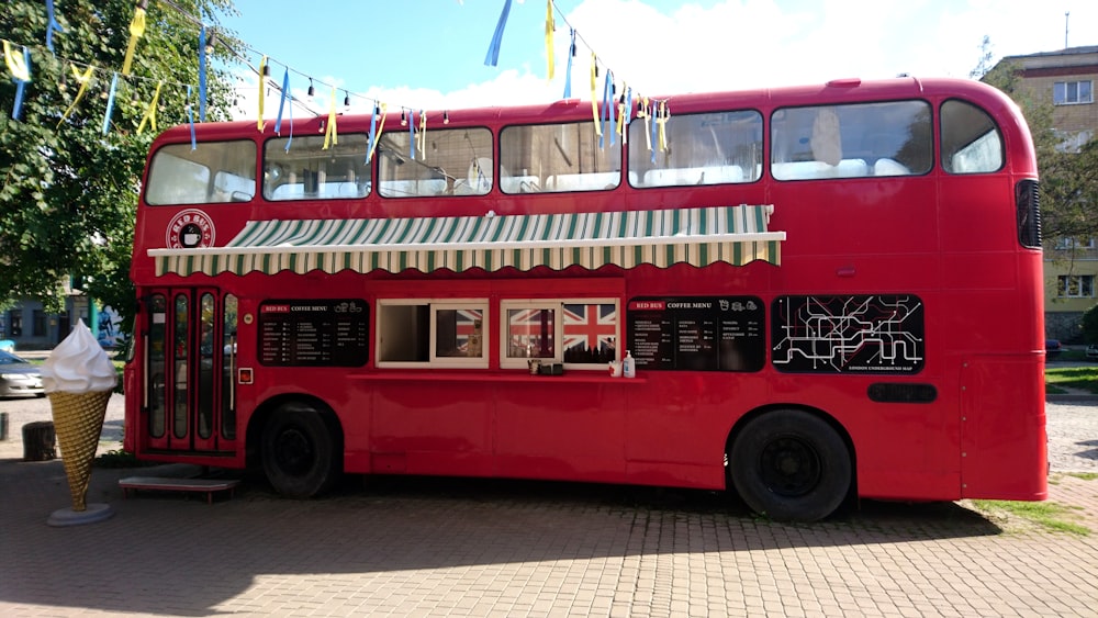 ein roter Doppeldeckerbus