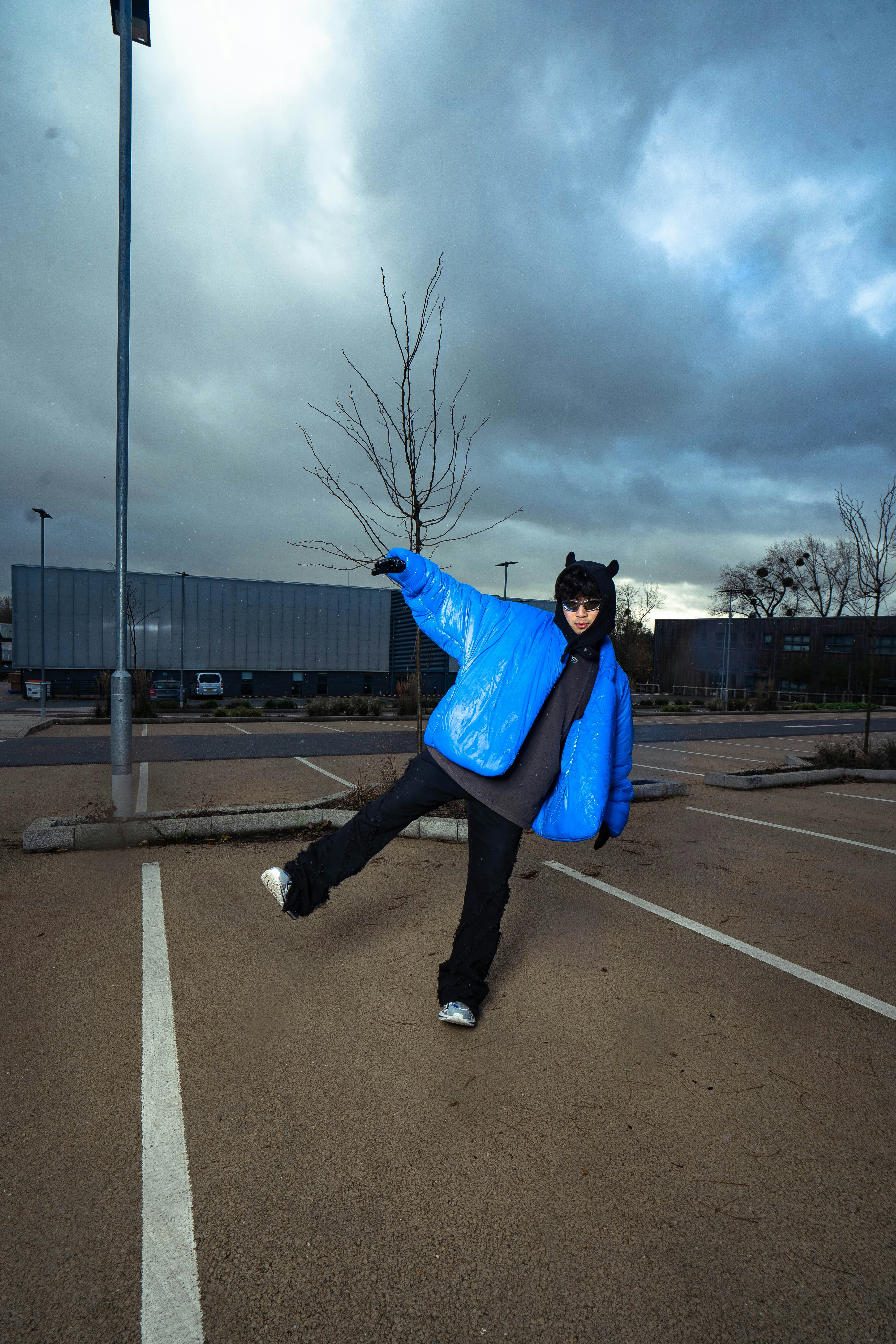 seseorang dengan jaket biru