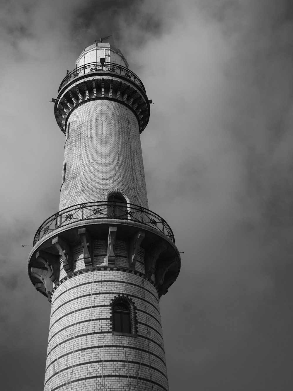 Una torre alta con un cielo nuvoloso