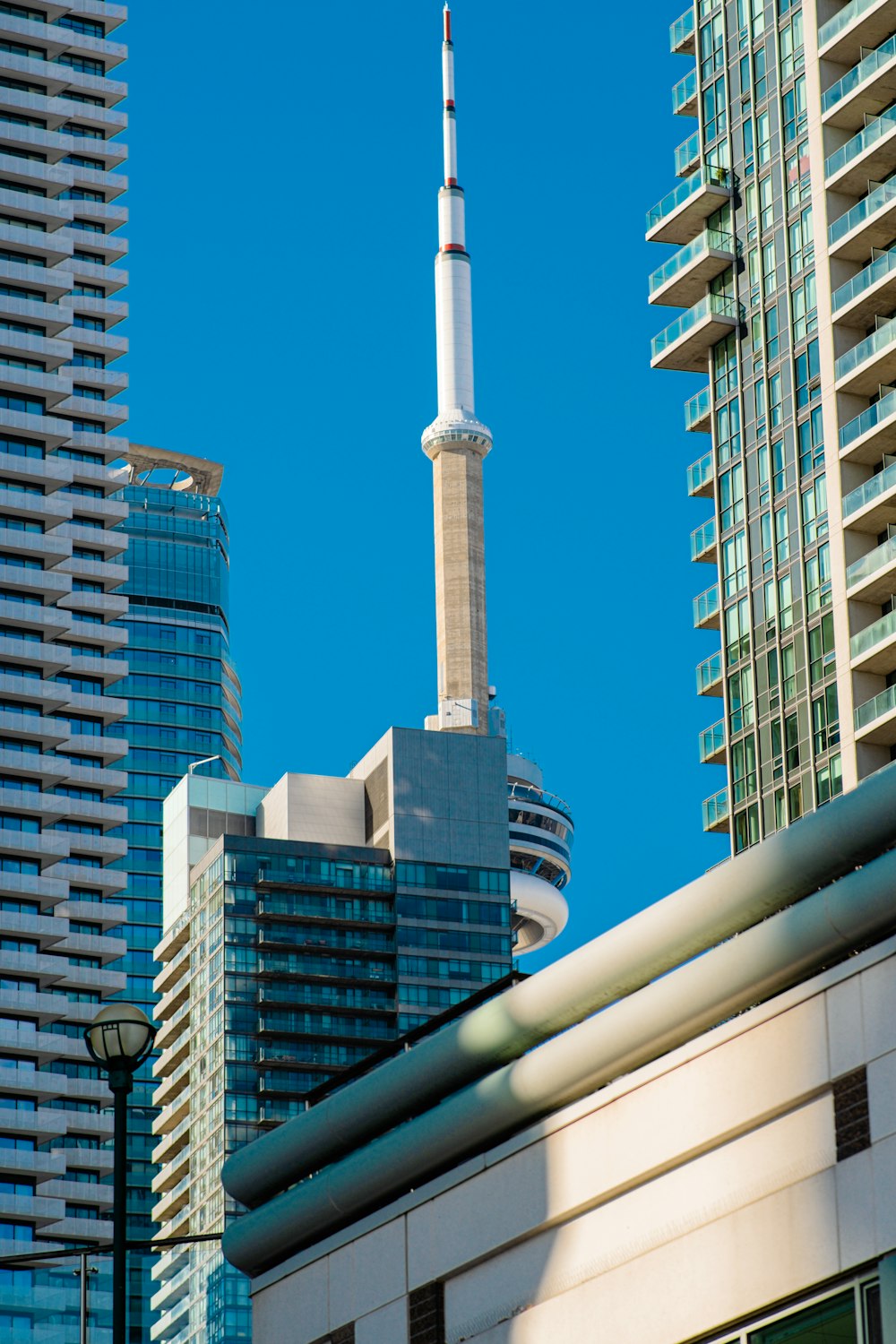 Un edificio alto con una cima appuntita