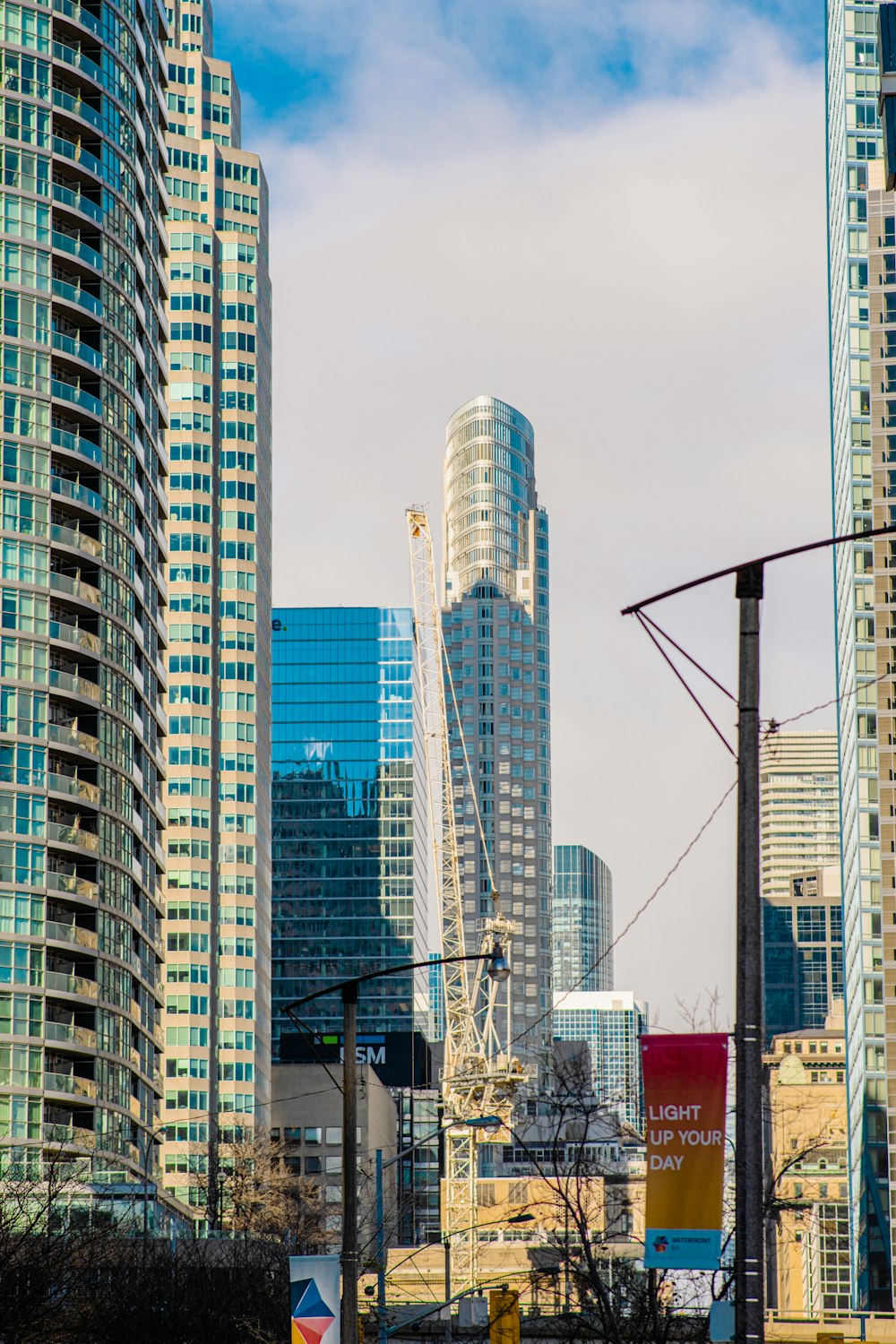 uma cidade com edifícios altos