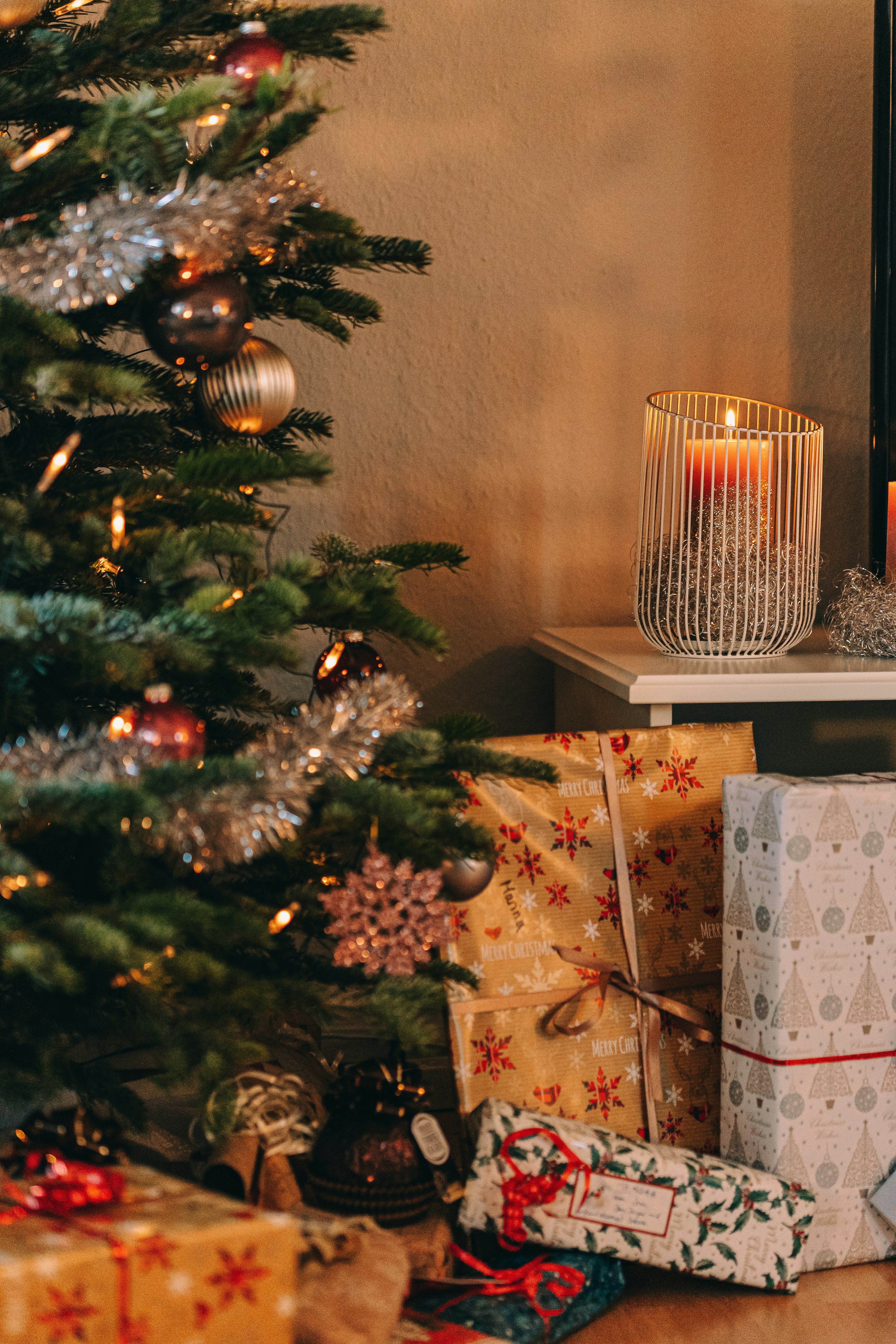 A christmas tree with presents underneath photo – Free Christmas background  Image on Unsplash, image size:3000x4500