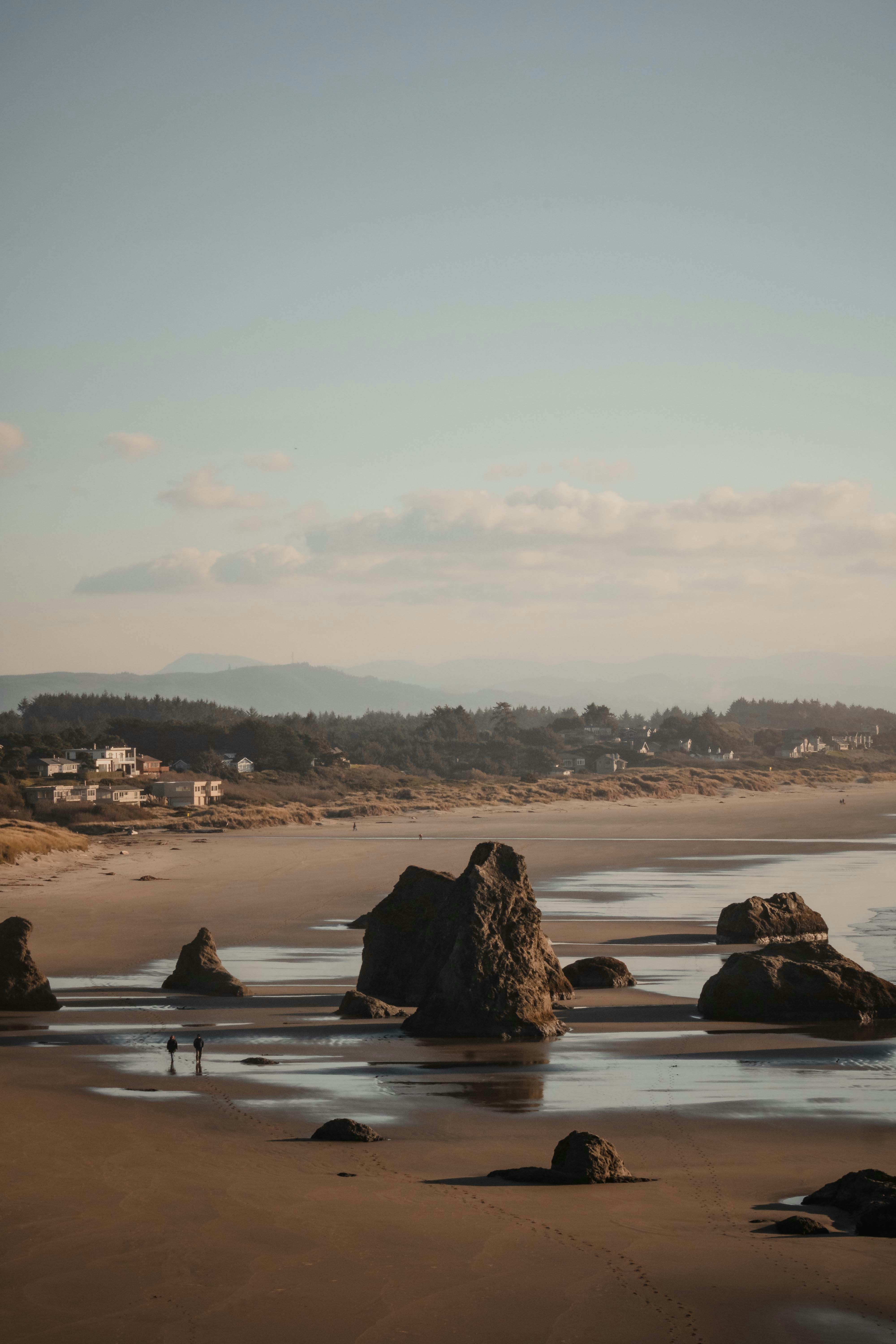 Foto Una playa con rocas y