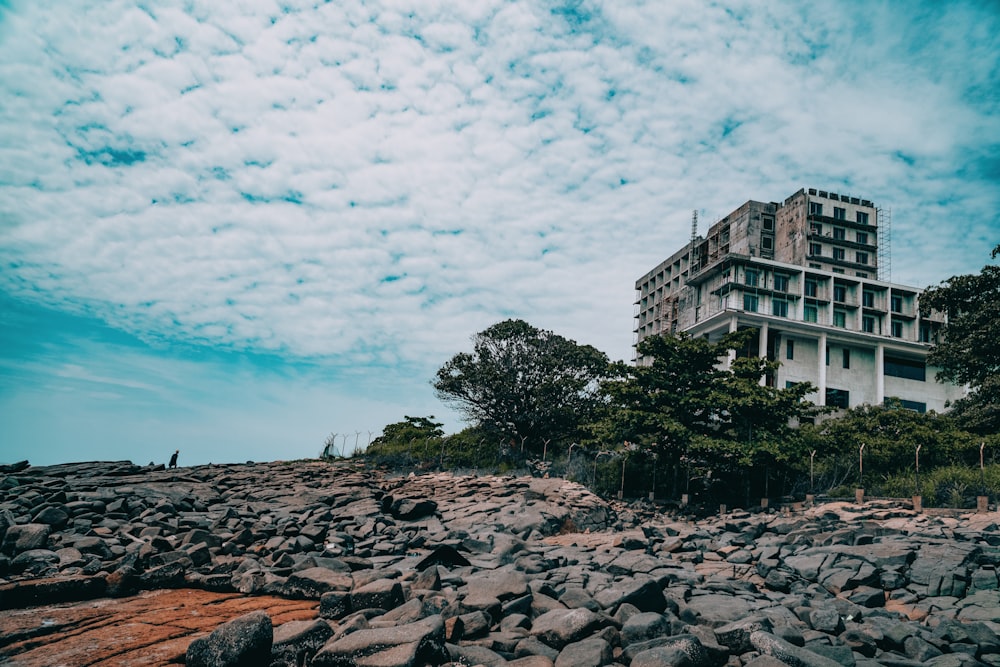 Un edificio en una colina rocosa