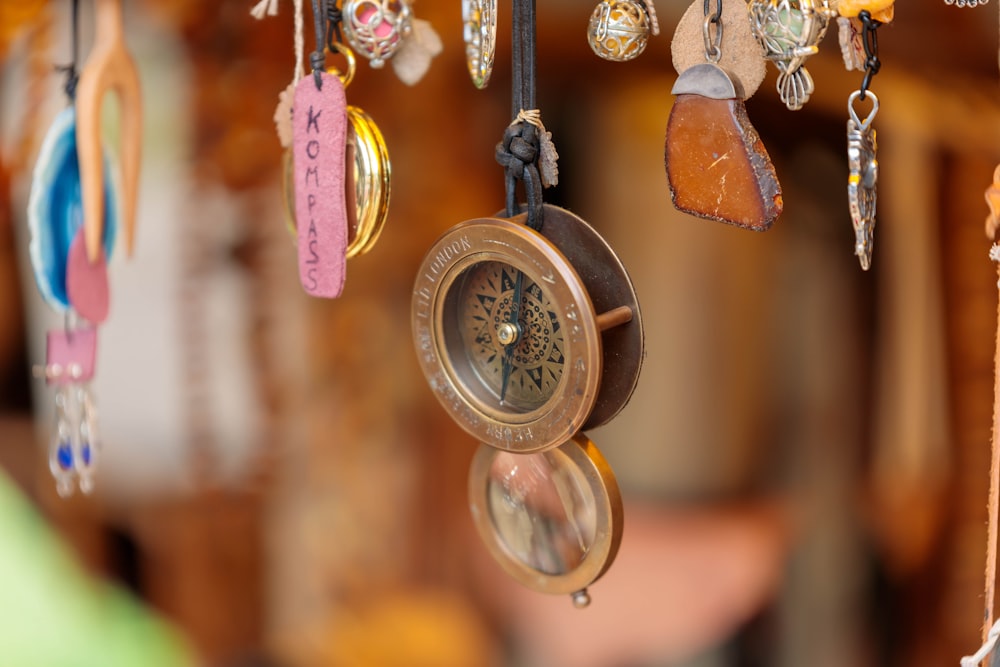 Eine goldene Uhr an einer Kette