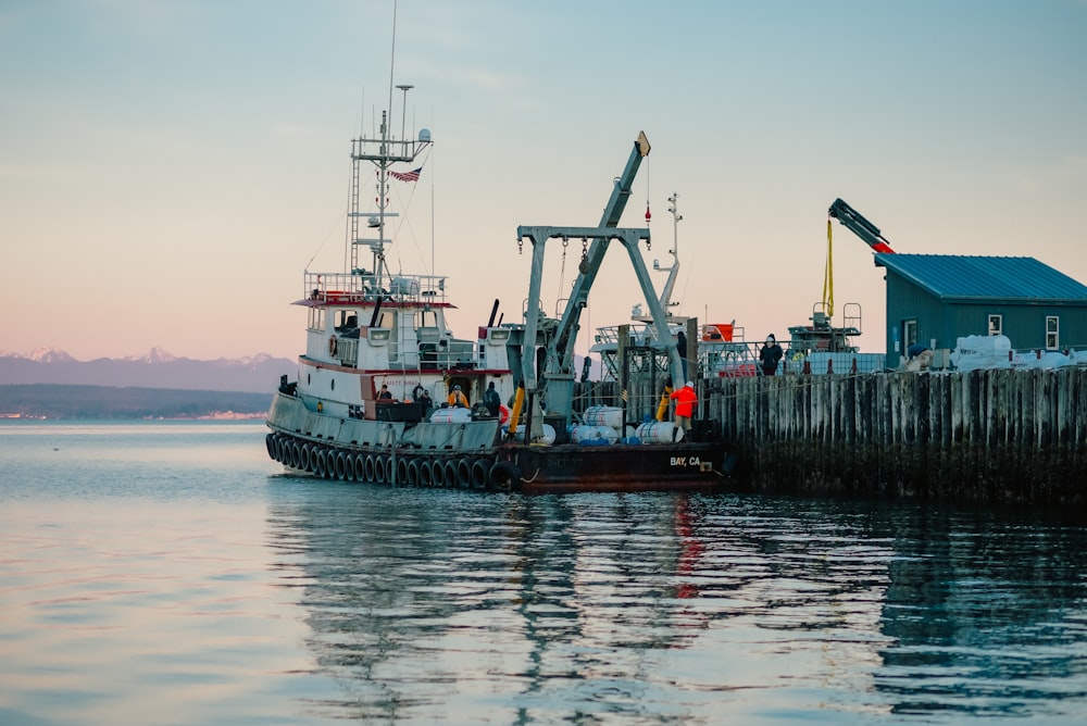 Un barco en el agua