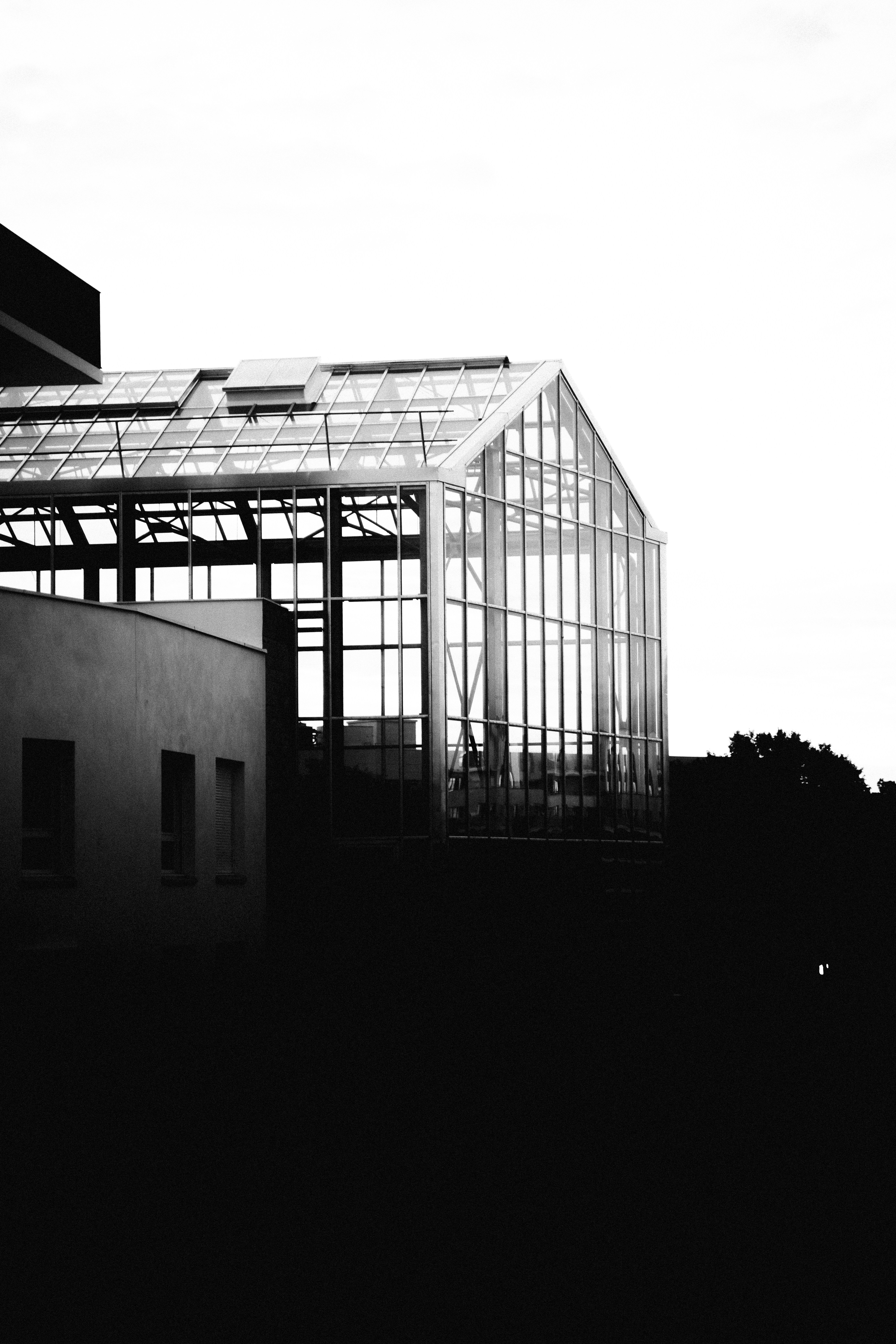 un bâtiment avec une verrière