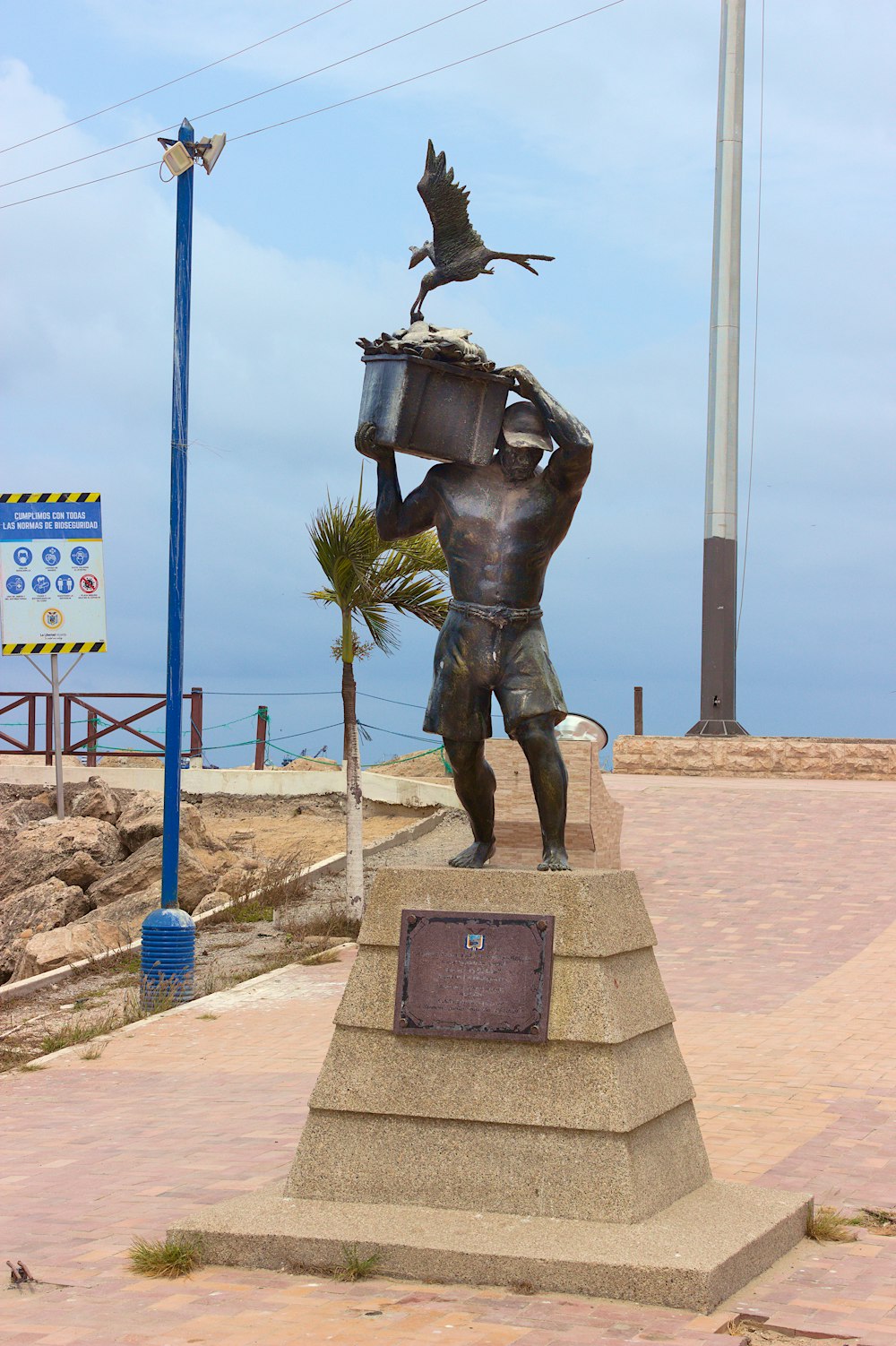 eine Statue einer Person, die einen Vogel hält