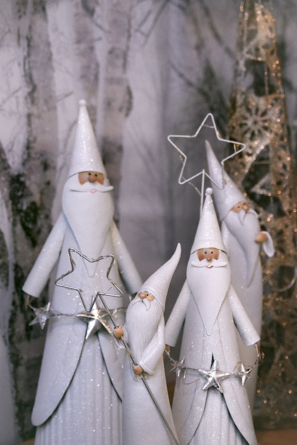 um grupo de bonecos de neve de uma árvore